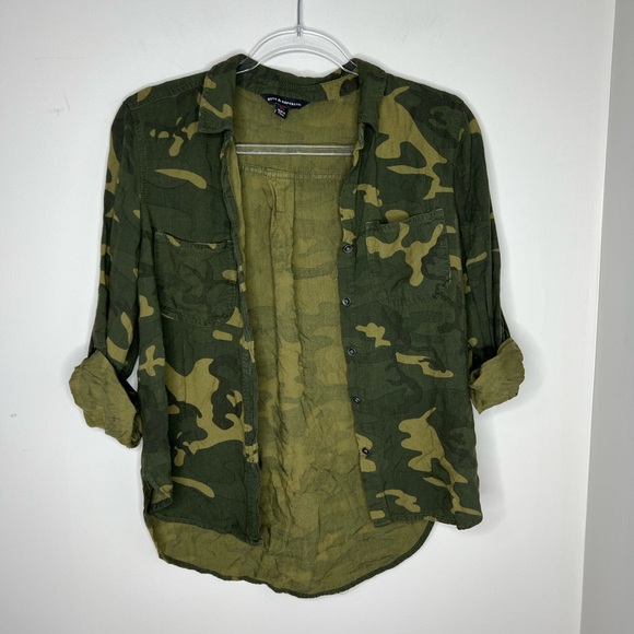 Rock & Republic Green Camouflage Button-Up Shirt. XS. Adjustable sleeves. - Picture 2 of 7